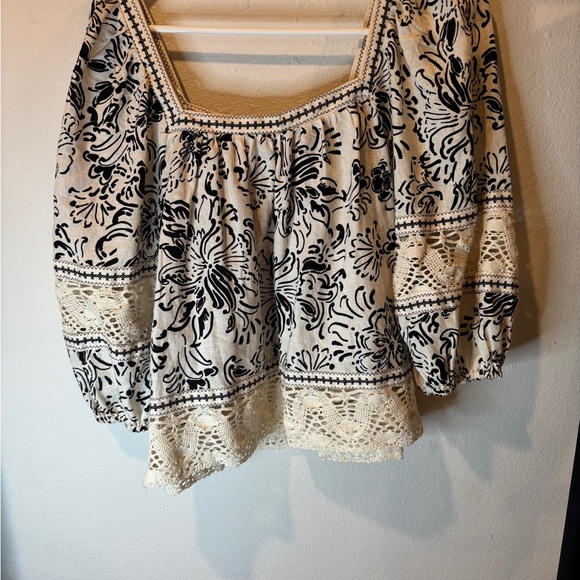 Christian Siriano Tops - Christian Siriano Black and Cream Floral Blouse